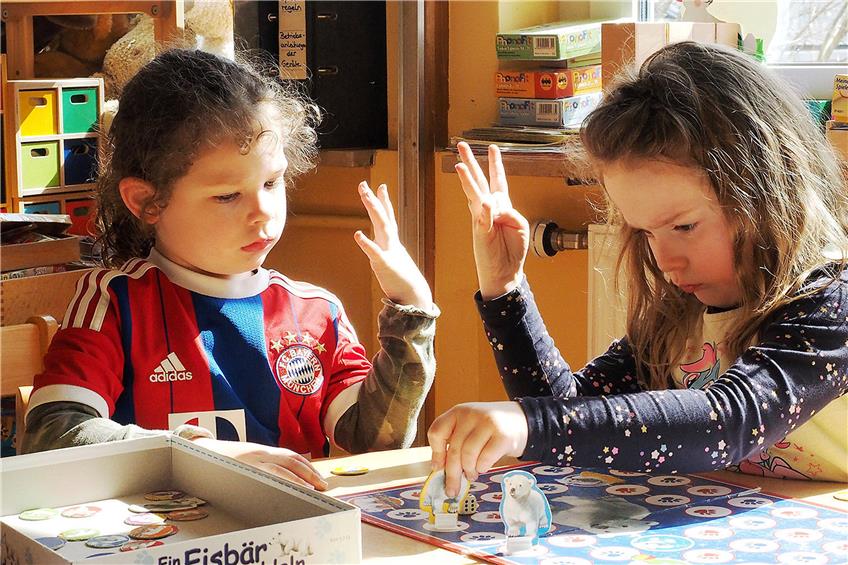 Emma (links) und Mia sind gehörlos – nun „spricht“ der ganze Kindergarten Gebärdensprache. Und alle sehen das als Gewinn. Bilder: Karl-Heinz Kuball