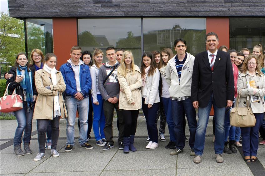 Empfang der ungarischen Austauschschüler vor dem Dußlinger Rathaus im Mai 2013 (in der Mitte Bürgermeister Thomas Hölsch).Bild: privat