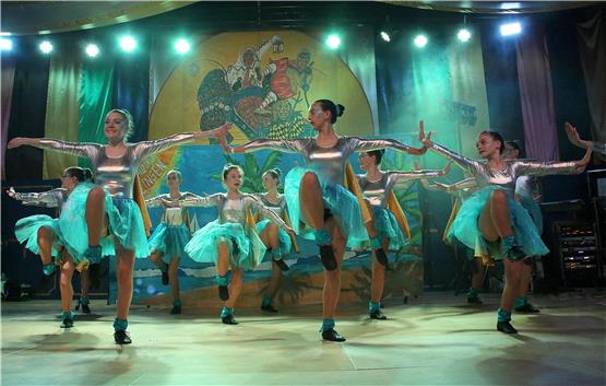 Endlich wieder Fasnet und Tanzen! Die Weitinger Jugendshowtanzgruppe bei ihrem Auftritt in der Weitinger Halle. Bild: Hermann Nesch