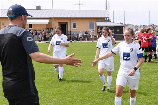 Enttäuschung beim SVU: Trainer Alexander Böttiger klatscht Kapitänin Anna Holfelder ab, die TVD-Frauen feiern das 4:4. Bild: Ulmer