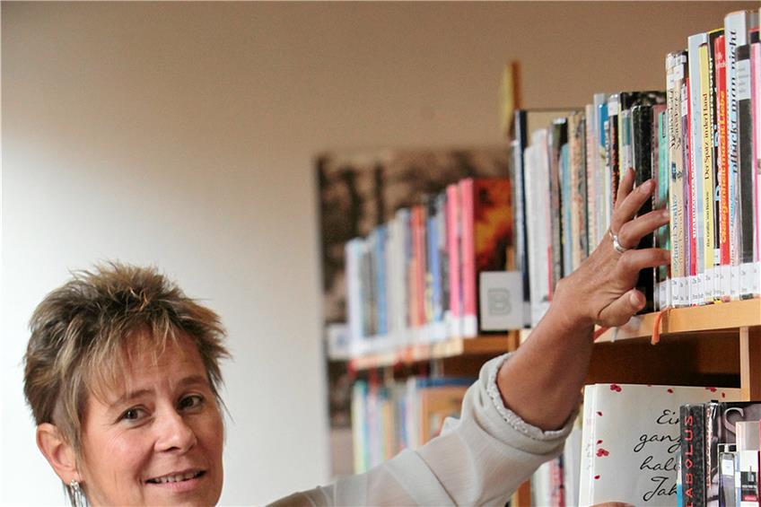 Erika Mai, Leiterin der Stadtbücherei Sulz, greift sowohl zu gedruckten Büchern als auch zum E-Book-Reader. Bild: Karl-Heinz Kuball