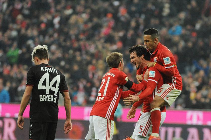 Erzielte den 2:1-Siegtreffer der Bayern gegen Bayer Leverkusen: Mats Hummels, umjubelt von Thiago Alcantara (rechts) und Kapitän Philipp Lahm. Foto: Eibner