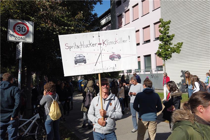 Es war die größte Demonstration in Tübingen seit Jahren: Am Freitag zogen Tausende durch die Stadt und forderten eine bessere Klimaschutz-Politik. Bild: Jonas Bleeser