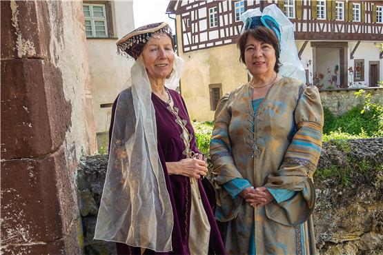 Evi Hofmann (links) und Dorothee Lauer führten in historischenGewändern durch das Kultur- und Museumszentrum Schloss Glatt am Sonntag.Bild: Margita Manz