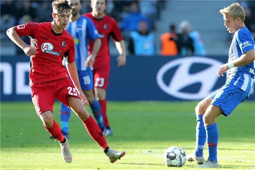 Fabian Lustenberger (r) von Hertha BSC gegen Robin Koch vom SC Freiburg. Foto: Jens Büttner dpa/lsw