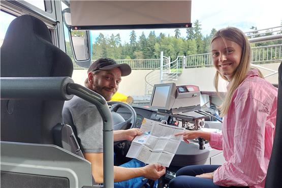 Fahrplanfragen? Busfahrer Martin Stollmayer und die künftige Busfahrerin Ann-Kathrin Schweizer helfen weiter. Bilder: Mara Lucas