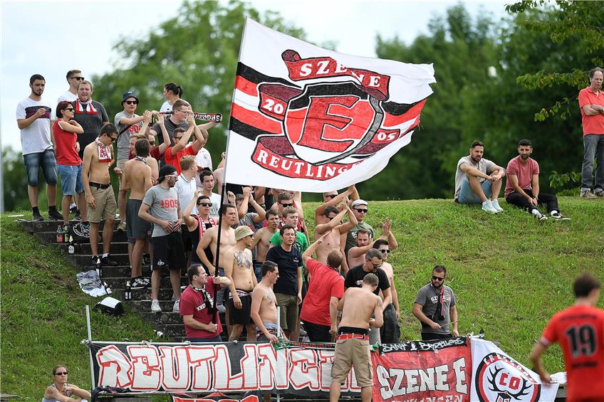 Fans des SSV Reutlingen von der Szene E, hier in Holzhausen beimPokalspiel im August 2017. 
