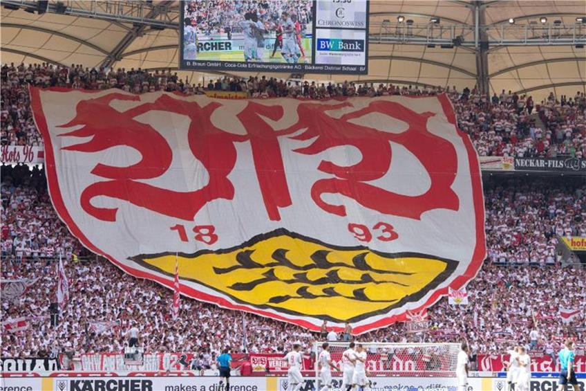 Fans halten vor dem Spiel einen Banner mit dem Logo des VfB Stuttgart. Foto: Sebastian Kahnert/Archiv dpa/lsw