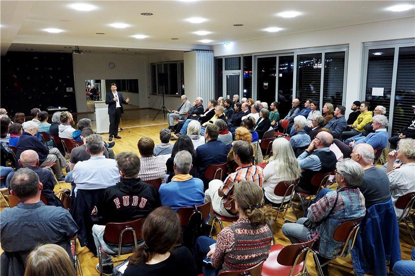 Fast 150 Besucher verfolgten den Vortrag des Landesbeauftragten gegen Antisemitismus, Michael Blume, in der MGG-Mensa. Bilder: Karl-Heinz Kuball