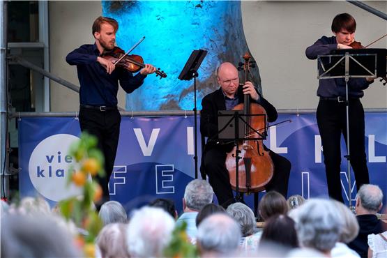 Felix Thiedemann und sein Yara-Trio am Freitag im Hof des Bürgerheims.Bild: Uli Rippmann