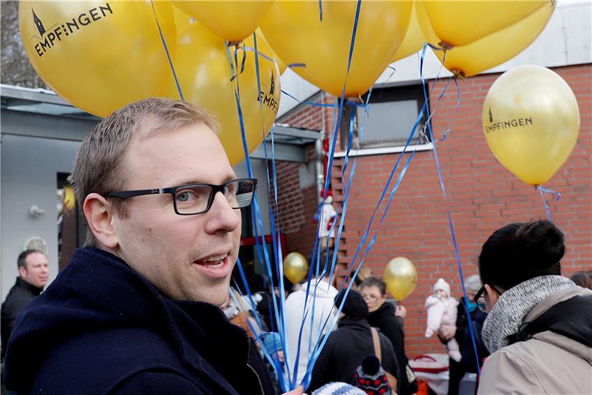 Ferdinand Truffner lässt Luftballons steigen – hoch hinaus soll es auch für die KInderbetreuung gehen in Zukunft.