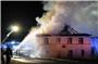 Feuerwehrleute löschen den Großbrand in einer historischen Mühle. Foto: Reinert/Südwestdeutsches Mediennetzwerk/dpa