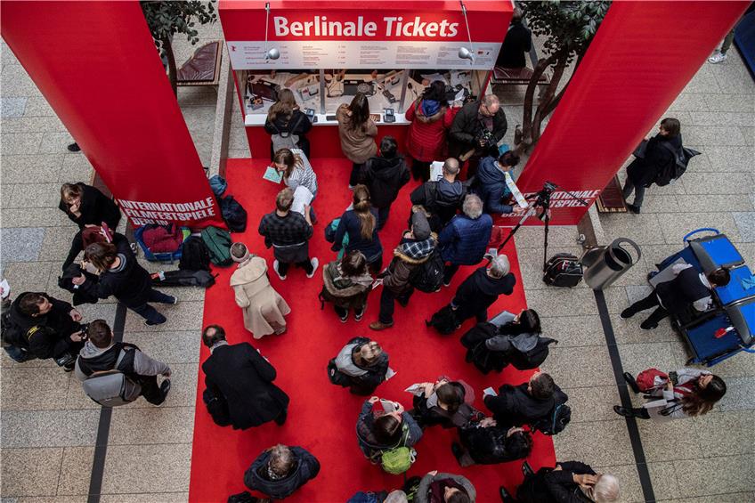 Film-Liebhaber stehen an einem der Kassenhäuschen in den Potsdamer Platz Arkaden, um „Berlinale“-Karten zu kaufen. Foto: Paul Zinken/dpa
