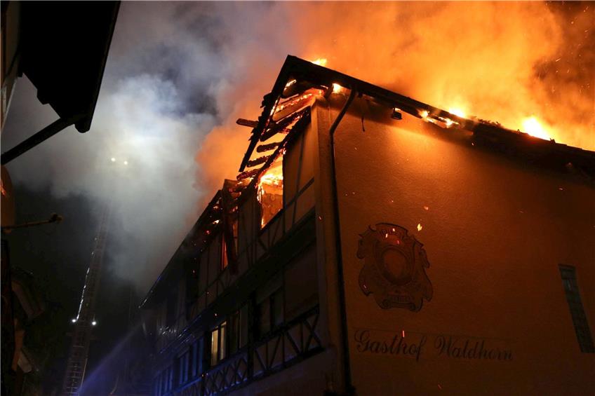 Flammen schlugen aus Dach und Obergeschoss des ehemaligen Gasthauses „Waldhorn“ in Alpirsbach. Bilder: Feuerwehr