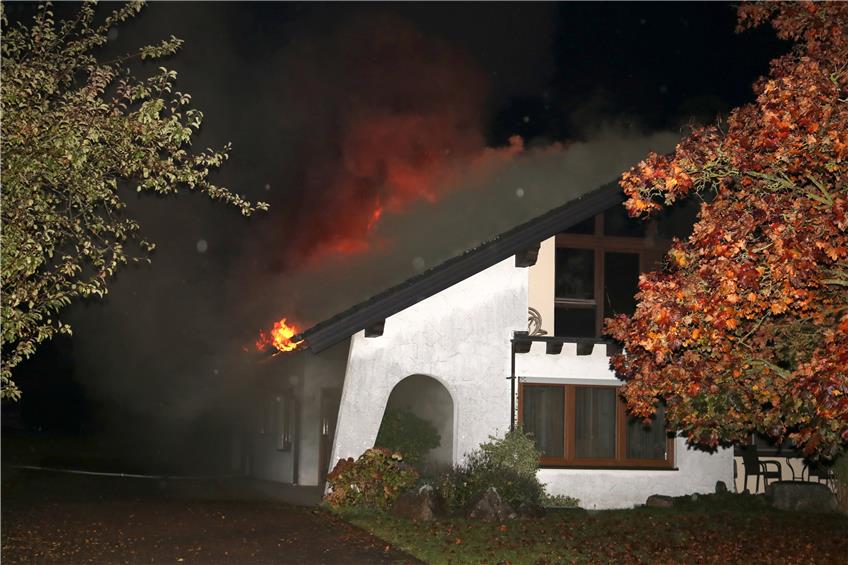 Flammen schlugen gegen 22.50 Uhr aus dem Dach des Wohnhauses „Im Tiergarten“. Die 63-jährige Bewohnerin versuchte noch, das Feuer, das im Bereich der Sauna ausbrach, selbst zu löschen.Bilder: Elke Huß