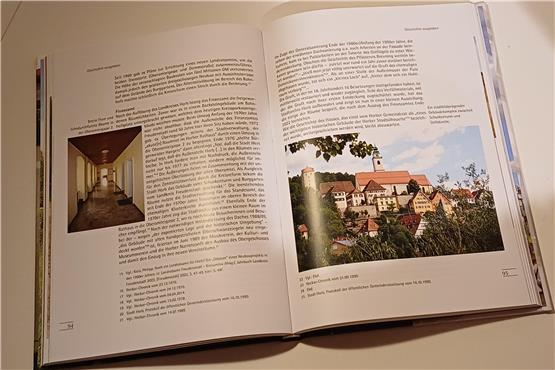 Florian Reihing schreibt über die Geschichte des Gebäudes in der Oberamteigasse 2 unter dem Titel „Kloster, Oberamt, Finanzamt“.