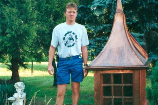 Frank Kuttler 1997 mit seinem Meisterstück, einer Miniaturgaube. Auf seinem T-Shirt steht: Mir schwätzet koi Blech, mir verschaffet’s. Bild: Flaschnerei Kuttler