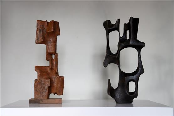 Franz Bucher verwandelte für „Vertikale Form“ (links aus Eiche, rechts aus Linde) den schweren Werkstoff Holz in filigrane Skulpturen. Bild: Cristina Priotto