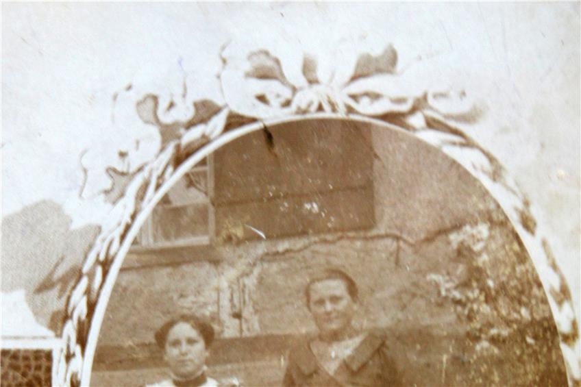 Franziska (von links) und Maria Theresia Platz verschickten diesen Neujahrsgruß an ihre Verwandtschaft. Familienarchiv: Feinler