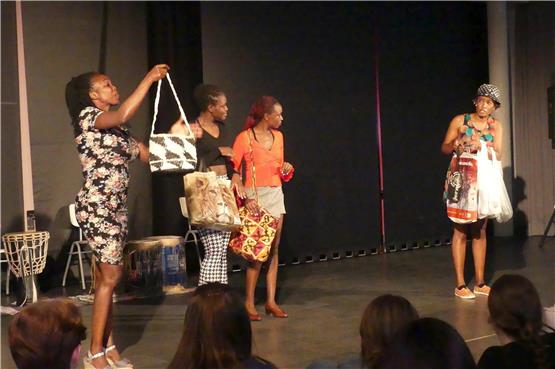 Frauen mit Statussymbolen: Das „Hope Theatre Nairobi“ spielte auf Einladung der Fairtrade Gruppe auf der Bühne des Paul-Klee-Gymnasiums . Bild: Werner Bauknecht