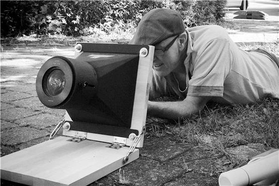 Frederick Bunsen bei der Arbeit mit seinem Camera obscura-ähnlichen Verfahren. Bild: Bettina Baur