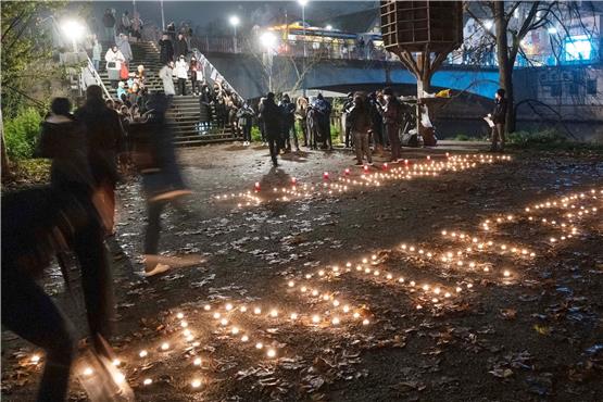 „Free China“ steht in Kerzenschrift auf der Neckarinsel. Mit der Demonstration soll die Freiheitsbewegung in China unterstützt werden. Bild: Klaus Franke