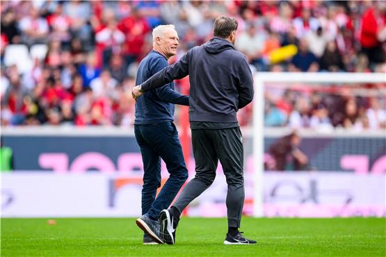 Freiburgs Trainer Christian Streich (l) spricht nach dem Spiel. mit Wolfsburgs Trainer Ralph Hasenhüttl (r). Foto: Tom Weller/dpa