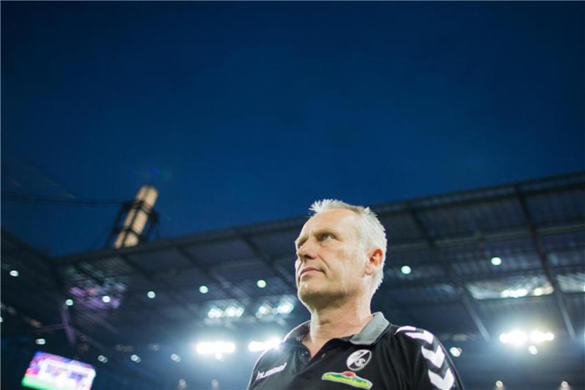 Freiburgs Trainer Christian Streich vor dem Spiel. Foto: Rolf Vennenbernd/Archiv dpa/lsw