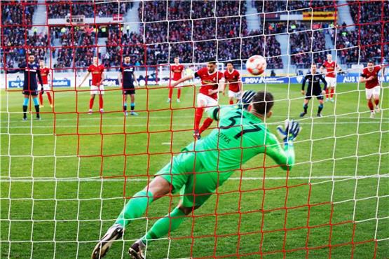 Freiburgs Vincenzo Grifo trifft per Elfmeter zum 1:0 gegen Herthas Torhüter Marcel Lotka. Foto: Philipp von Ditfurth/dpa