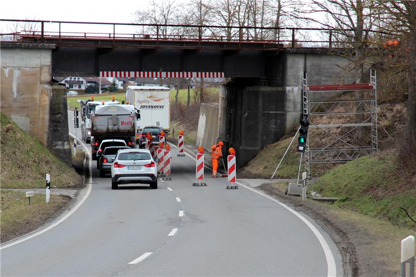 Freie Fahrt wünschen sich die Verkehrsteilnehmer/-innen bei der Baustelle an der Bahnbrücke zwischen Eutingen und Ergenzingen. Bild: Feinler