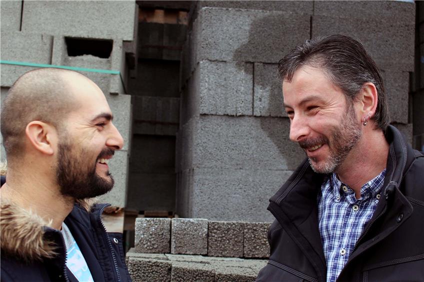 Freude bei Rejan Elezovikj (links) und dem Baustoffhändler Martin Schmauder. Archivbild: de Marco