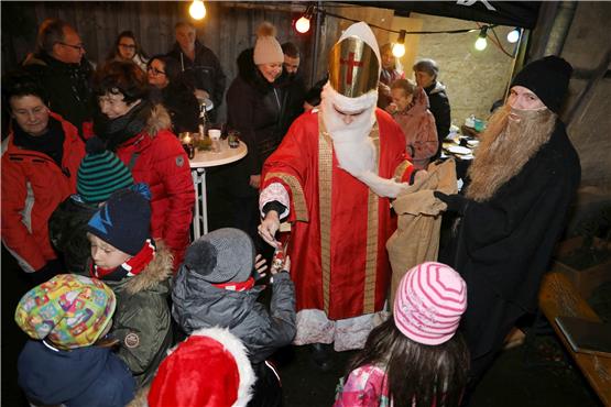 Freude für die Kinder: Der Nikolaus brachte Geschenke beim Dettlinger Märktle. Bild: Andreas Wagner