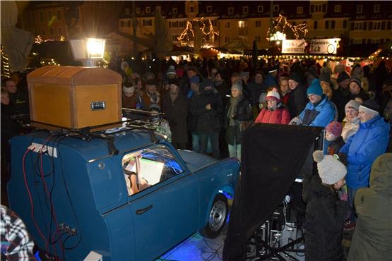 Freudenstadts Weihnachtsmarkt am Samstag: Reges Publikumsinteresse für den Musikbox-Trabi.Bilder: Monika Schwarz