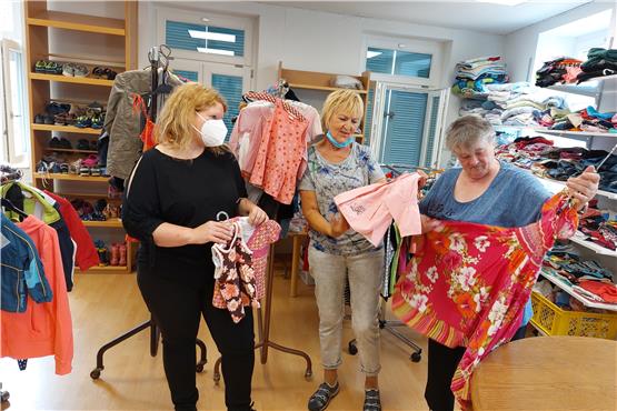 Freuen sich über die Kleidungsstücke, die sie ihren Kunden anbieten können (von links.): Sabrina Haller, Heidi Schaz, Maria Ebel. Bilder: Mara Lucas