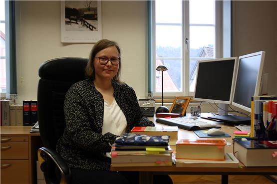 Freut sich auf ihre neue Aufgabe als Zivilrichterin in Horb: Lisa Schulz an ihrem Arbeitsplatz mit Blick auf den Marktplatz. Bild: Philipp Koebnik