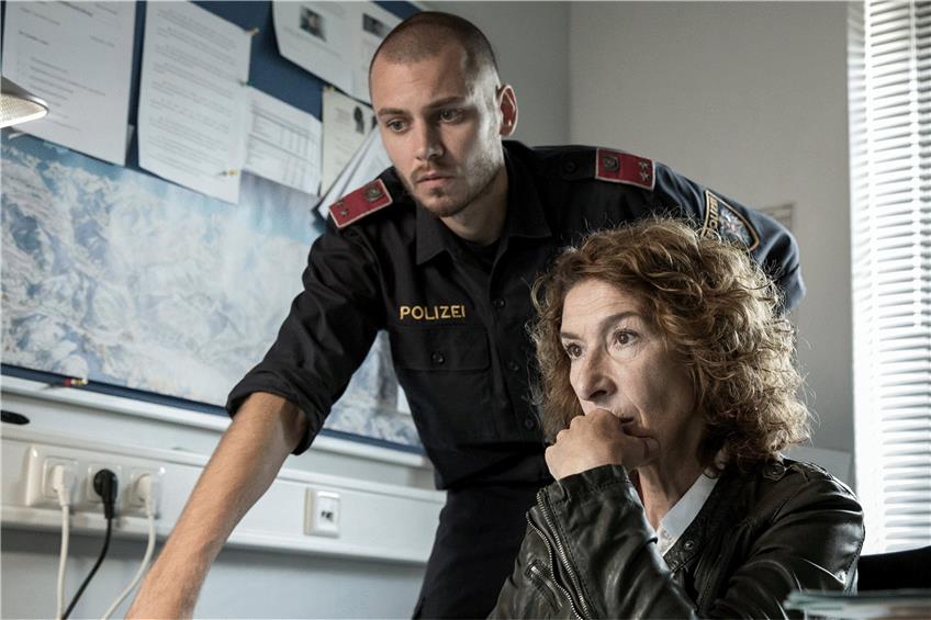 Friedl Jantscher (Michael Glantschnig) und Bibi Fellner (Adele Neuhauser) sind ratlos. Foto: ARD Degeto/ORF/Graf Film/Helga Rader
