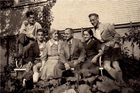 Friedrich und Maria Rothfuß mit ihren vier Kindern Fritz , Kurt, Gretel und Hans in den 1930er-Jahren. Bild: Stadtarchiv