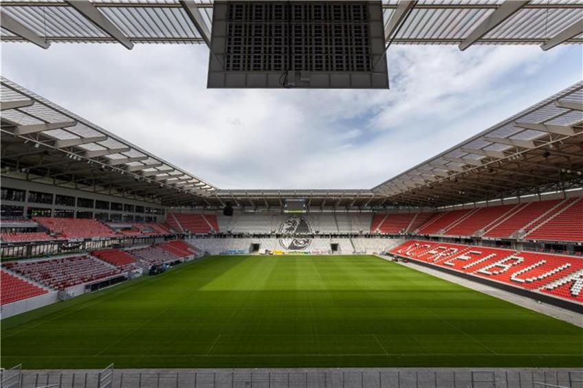 Frischer Rasen liegt im neuen Europa-Park-Stadion des SC Freiburg. Foto: Philipp von Ditfurth/dpa/Archivbild