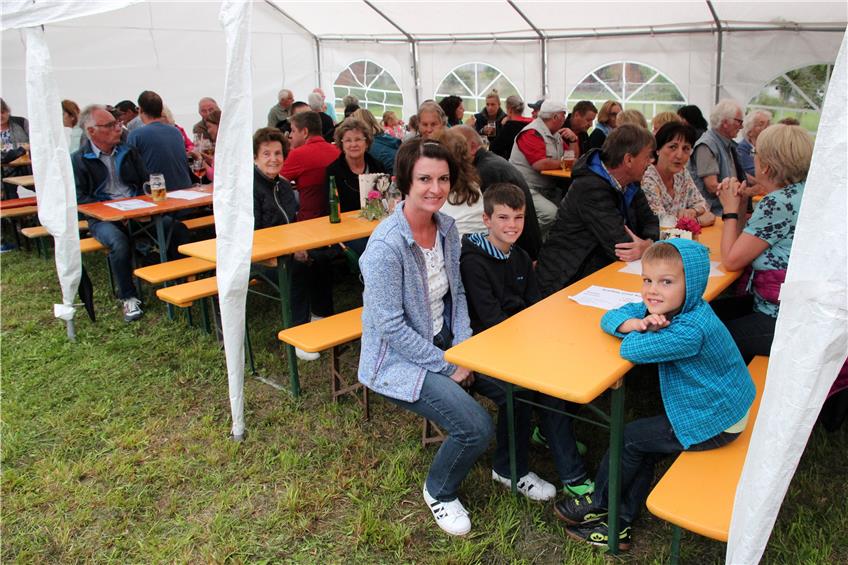 Fröhliche Gäste feierten am Wochenende beim Fest der „Schwarzen Tulpe“ in Göttelfingen. Bild: Alexandra Feinler