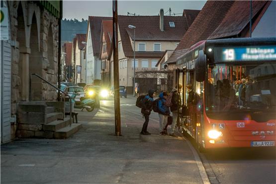 Früh morgens an der Haltestelle der Linie 19 am Weilheimer Rathaus auf dem Weg zum Unterricht. Archivbild: Ulrich Metz