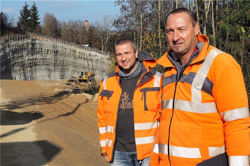 Für Projektleiter Rainer Gumz (rechts) und Bauaufseher Timo Müller ist die Brücken-Baustelle ein spannendes Unternehmen.