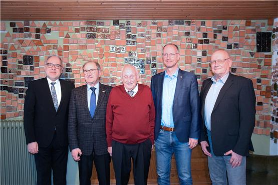 Für Robert Jakob (Zweiter von links) war es offiziell die letzte Amtshandlung als Landesamt-Präsident: Er besuchte in Freudenstadt Horst Bäuerle (Bildmitte) und traf bei ihm den FDP-Landtagsabgeordneten Timm Kern und den Gewerkschafter Wilhelm Burgbacher. Bild: Monika Schwarz