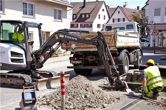 Für den Breitbandausbau muss die Mühlheimer Straße an mehreren Stellen aufgerissen werden. Bild: Karl-Heinz Kuball