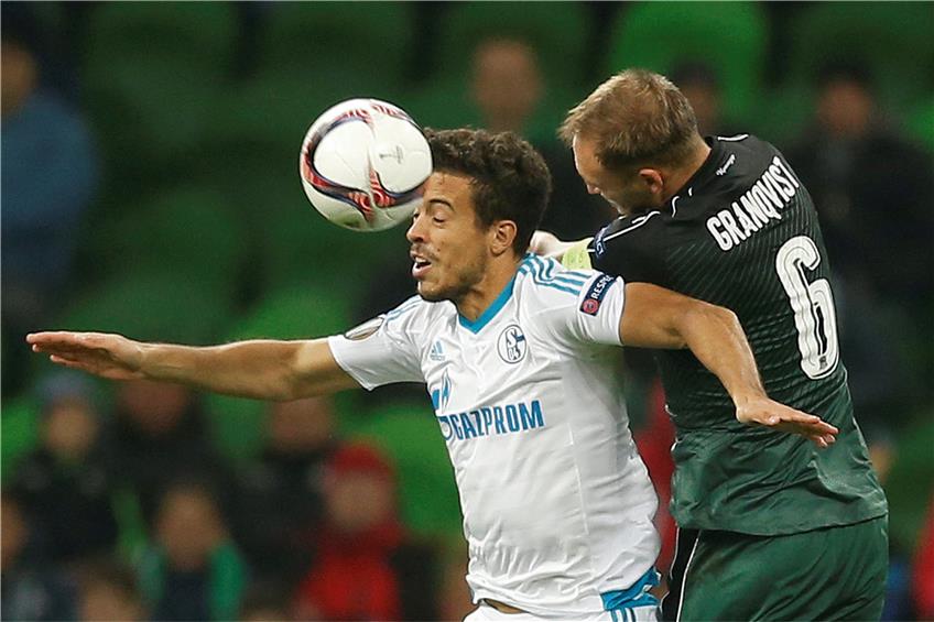 Für den FC Schalke 04, hier mit Sead Kolasinac (links) im Luftkampf mit Andreas Granqvist vom FC Krasnodar, war der 1:0-Sieg bei den Russen ein hartes Stück Arbeit. Die „Knappen“ sind damit in der Europa League noch ungeschlagen.   Foto: dpa