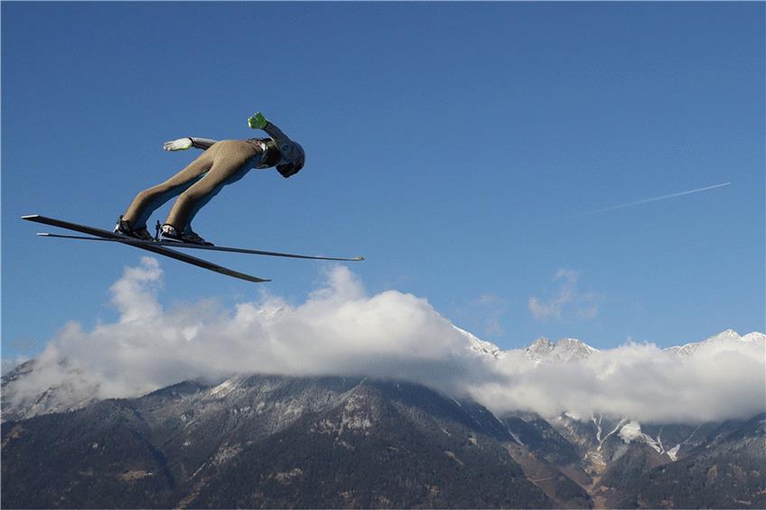 Für die Aussicht über Innsbruck hatte Daniel Andre Tande wenig übrig. Die Springer hatten mit starken Windböen zu kämpfen. Foto: dpa