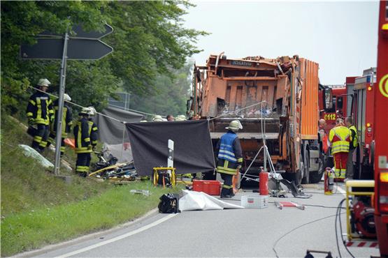Für die Rettungskräfte bot sich bei dem Unfall am 11. August ein Bild des Schreckens. Der Müllwagen war auf einen PKW gekippt. Fünf Menschen starben noch am Unfallort.  Foto: Andreas Rosar/dpa