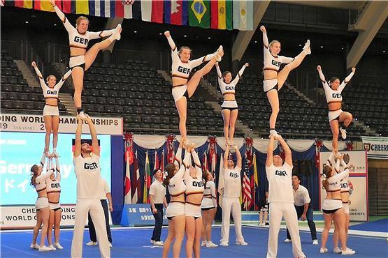 Für die Weltmeisterschaft im japanischen Takasaki (hier beim Auftritt im Teamwettbewerb) hatten die Dragons des SSC Tübingen eine spezielle Cheerleading-Choreografie mit vielen Pyramiden einstudiert, mit der sie den 6. Platz belegten.Bild: Giuseppe Fiore