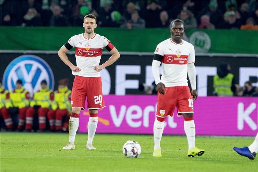 Fußball im Blick, aber Wichtigeres im Sinn: Die VfB-Spieler Christian Gentner und Chadrac Akolo gestern Abend. Foto: Federico Gambarini/dpa