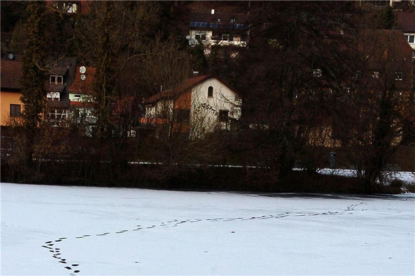 Fußspuren zeigen, dass jemand den Neckar überquert hat.