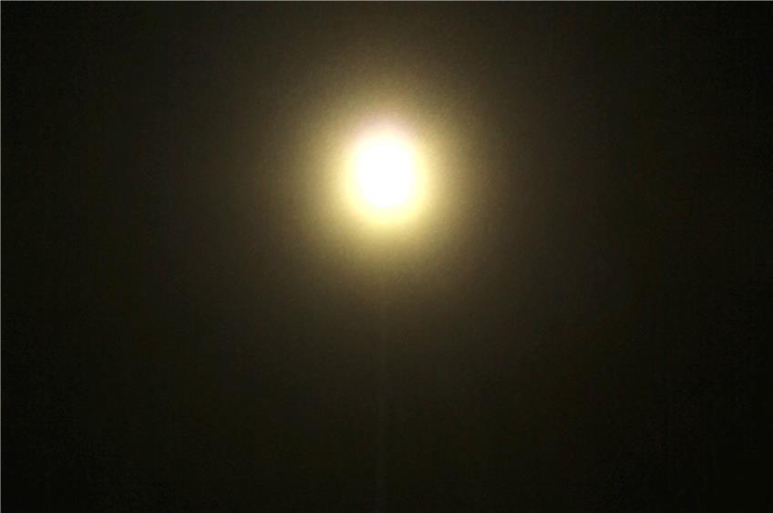 Ganz schön dunkel: Die altenStrahler der Flutlichtmasten leuchten nur 60 Lux schwach.